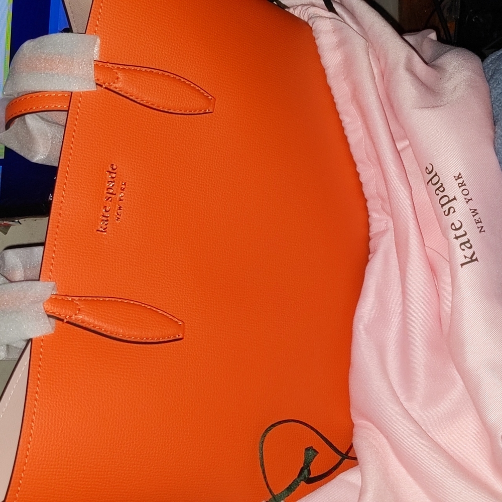 Kate Spade Tote includes wallet & dust bag